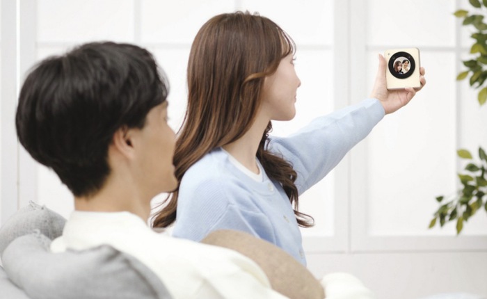 Chỉ 4,1 triệu mua được điện thoại màn gập đẹp như Galaxy Z Flip, cấu hình đủ dùng, hơi tiếc không chống nước và khá nặng