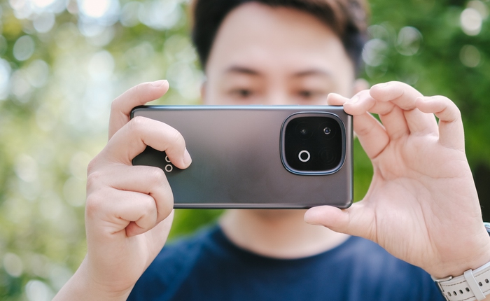 Trên tay điện thoại pin 7.620mAh, chip Dimensity 8400, camera 50MP, giá rẻ hơn Xiaomi