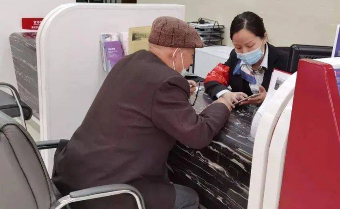 Gửi tiết kiệm 12 tỷ đồng, 3 tháng sau kiểm tra thấy tài khoản trống trơn, người đàn ông đâm đơn kiện: Tòa tuyên án “ngân hàng không có trách nhiệm đền bù”!