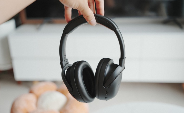 Trải nghiệm JBL Tour One M3 Smart Tx: Chống ồn ấn tượng, đeo “sướng” tai, pin bền lại có thêm phụ kiện kết nối kèm màn hình cảm ứng rất hay