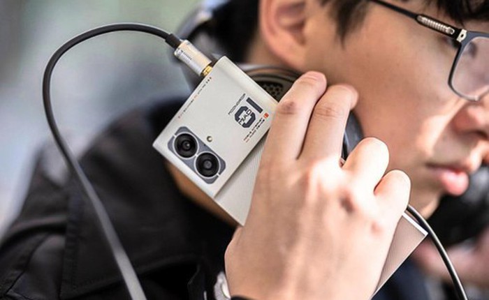 Điện thoại thiết kế lạ, "gù" camera rất to nhưng là để nghe nhạc hay hơn, chạy Android nhưng không có Google, chỉ hợp làm máy phụ