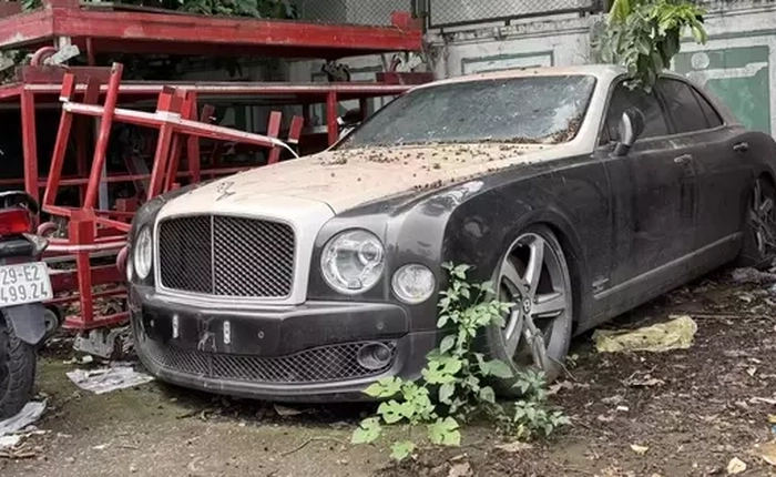 Xe siêu sang Bentley Mulsanne hàng chục tỷ đồng bị bỏ rơi tại 1 sân bóng ở Hà Nội