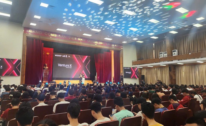 Gần 1.000 bạn trẻ đổ bộ Bách khoa trong "Ngày hội Đổi mới sáng tạo Thủ đô 2025": Sân chơi chất lượng, networking siêu xịn!