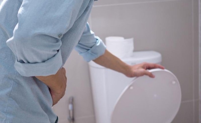 Phù nhẹ chân, đi tiểu đêm, mệt mỏi không rõ lý do: Dấu hiệu tưởng do stress nhưng là lời cảnh báo từ thận