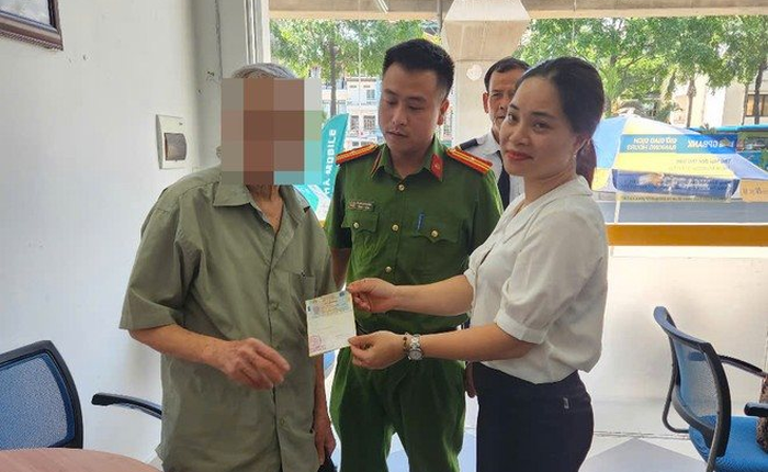 Cụ ông 79 tuổi ở Hà Nội đến ngân hàng tất toán sổ tiết kiệm 250 triệu đồng nhưng nhân viên ngân hàng ngăn cản vì có dấu hiệu bất thường, thành công chặn đứng vụ lừa đảo