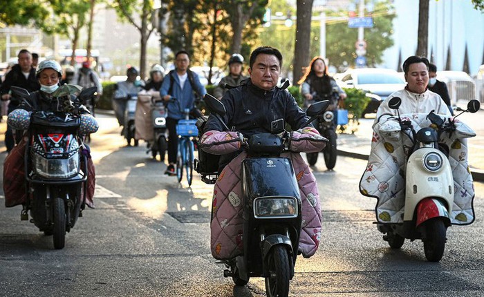 Dân đông, xe máy điện chạy đầy đường, xếp hàng sạc kín các chung cư: Trung Quốc xử lý kiểu gì?