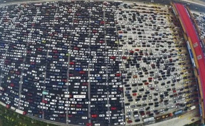 Vụ tắc đường lâu nhất thế giới: 12 ngày mắc kẹt, kéo dài 100 km, hình thành cả 'nền kinh tế chợ đen' giữa đường!