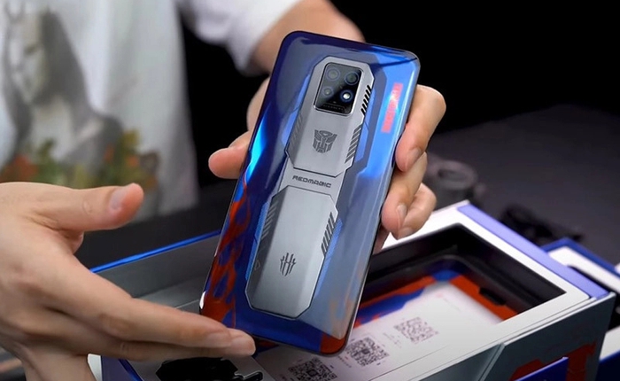 Điện thoại siêu game đời cũ phong cách Transformers, sạc nhanh 135W, tặng kèm quạt tản nhiệt, giá hiện chỉ còn 1 nửa khi ra mắt