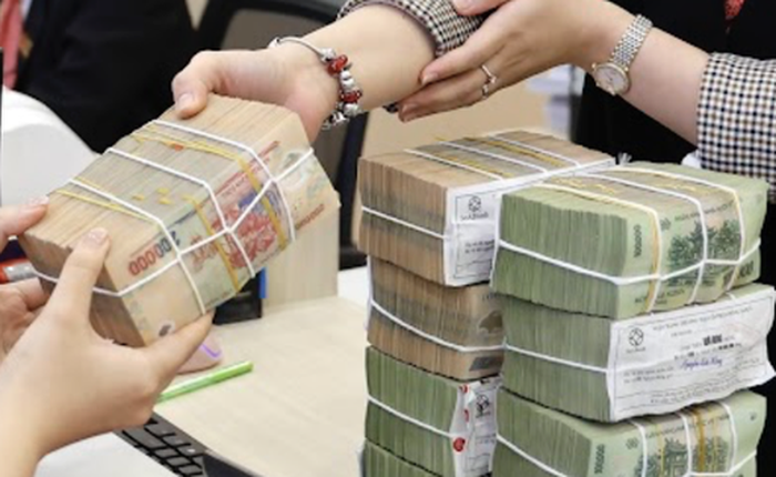 Người dân vẫn đua nhau gửi tiền vào ngân hàng