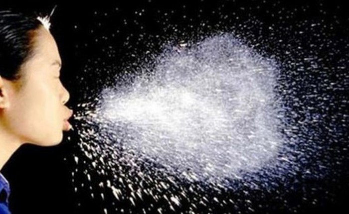 Một cú ho có thể phát tán 3.000 giọt nước miếng với tốc độ 80 km/h!