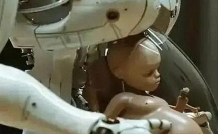 Robot mang thai hình người đầu tiên trên thế giới gây tranh cãi ở Trung Quốc