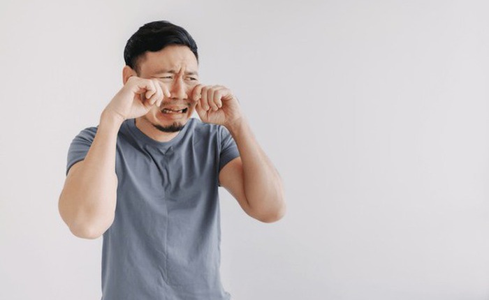 Hóa ra đàn ông cũng “mau nước mắt”: trung bình tháng khóc 1 lần, đàn ông Mỹ còn nhiều hơn