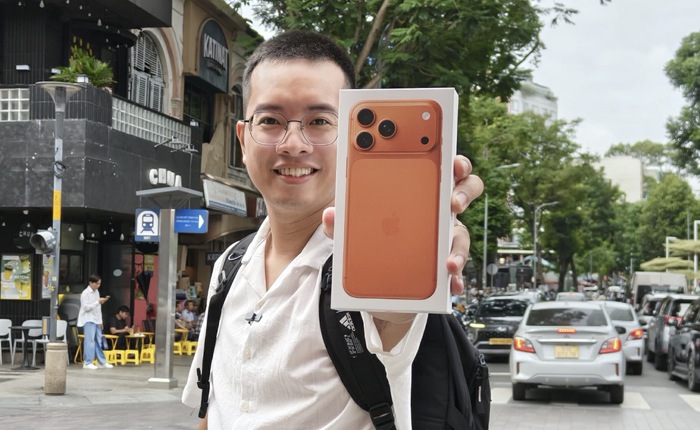 Lại là "Tết iPhone": Khách Việt năm nay đã có lý do "lên đời" iPhone mới, giá gần 40 triệu nhưng ai cũng xếp hàng từ sáng sớm để chờ nhận máy