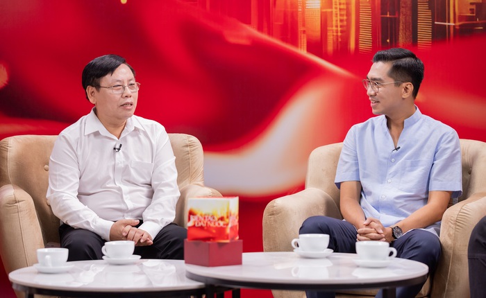 Để dạy được người cao tuổi trong nhà dùng điện thoại, người trẻ phải học được tính kiên nhẫn