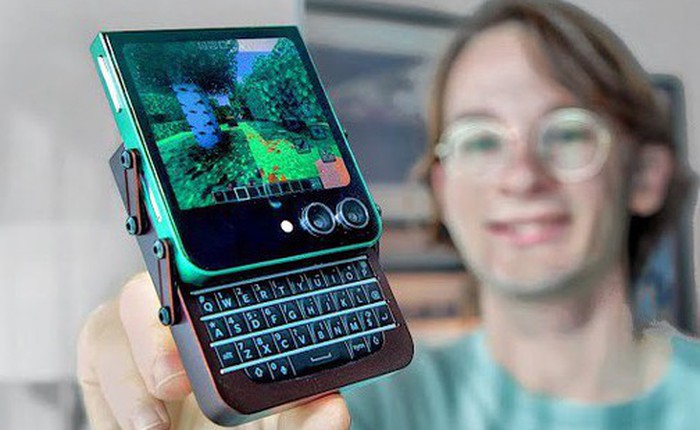 Galaxy Z Flip5 hỏng màn gập được hồi sinh thành BlackBerry phím trượt