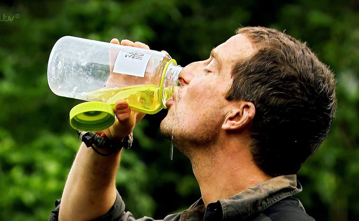 Uống nước tiểu để sinh tồn: Mẹo cứu mạng hay ảo tưởng nguy hiểm được thổi phồng trên truyền hình