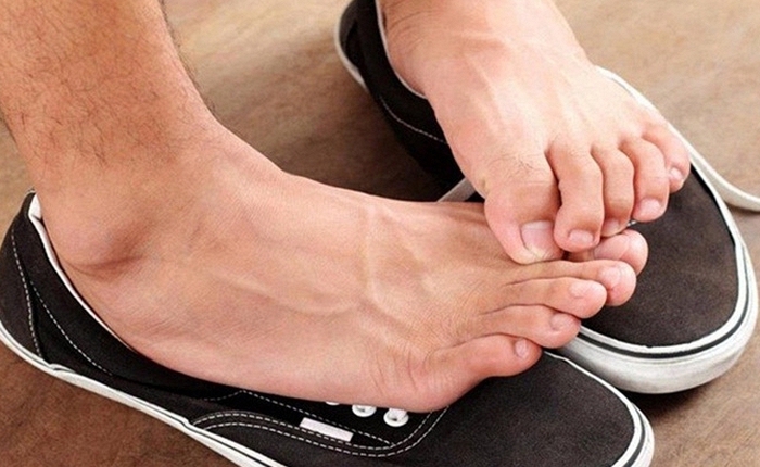 Lỗi mùa đông rất nhiều đàn ông mắc phải: Cứ cởi giày ra là người khác phát khiếp