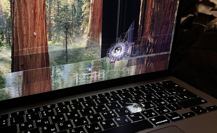 Chiếc Macbook Air M1 thủng lỗ vì mảnh pháo, màn hình nứt vỡ mà vẫn hoạt động được