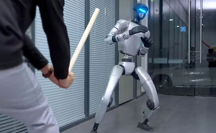 Robot hình người đá trúng chỗ hiểm người điều khiển trong buổi thử nghiệm và bài học đắt giá về tương tác người máy