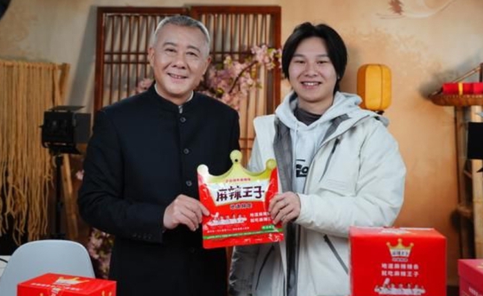 Chàng trai 20 năm sống khổ vì tưởng nhà nợ nần, tốt nghiệp xong mới biết mình là người thừa kế tập đoàn tỷ đô