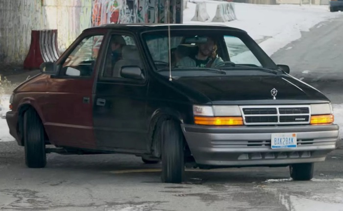 Thợ cơ khí Detroit chế tạo chiếc xe minivan hai đầu độc đáo từ hai nửa xe cũ chỉ trong ba ngày