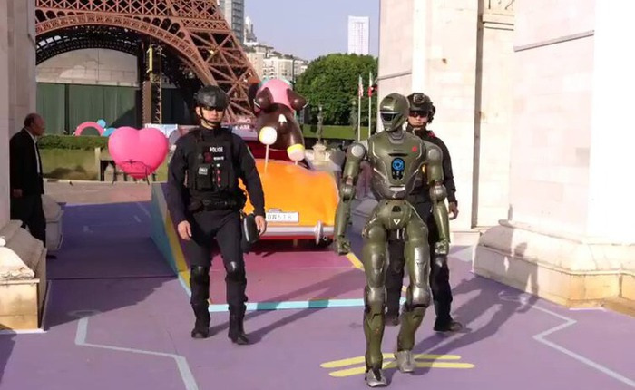 Robot 'kẻ hủy diệt' xuất hiện, tuần tra cùng cảnh sát Trung Quốc