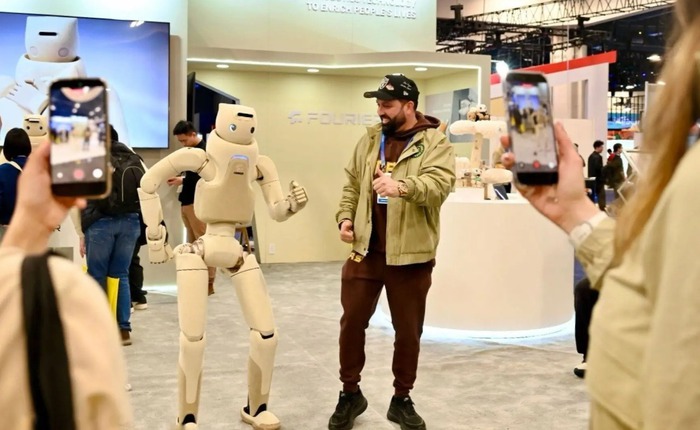 Robot hình người “đáng yêu nhất thế giới” gây chú ý tại CES 2026 với khả năng nhảy múa, chơi cờ và tương tác như con người