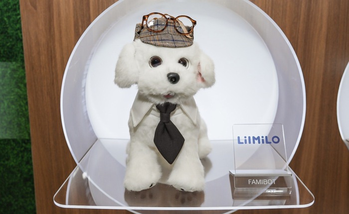 Ecovacs trình diễn chó robot, robot lau kính, cắt cỏ và vệ sinh hồ bơi tại CES 2026