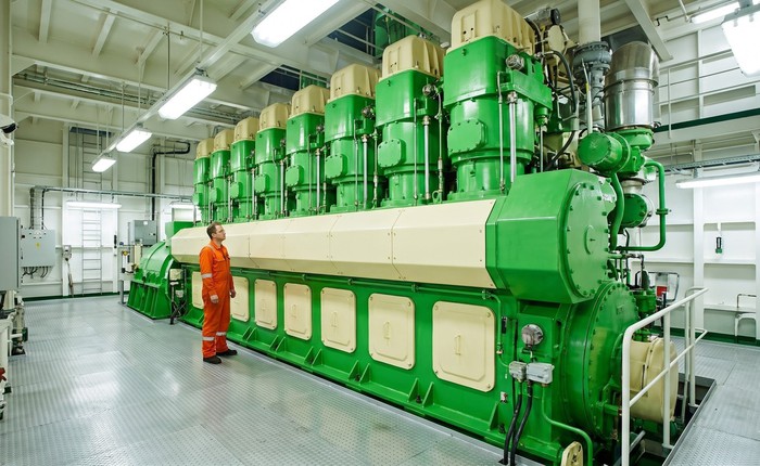 Tại sao động cơ ô tô có số lượng xi-lanh chẵn, trong khi động cơ tàu thủy khổng lồ lại vô tư chạy số lẻ?