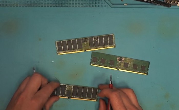 Cặp RAM giá ngang một chiếc ô tô được mang đi sửa, hé lộ nghề hot giữa cơn sốt AI