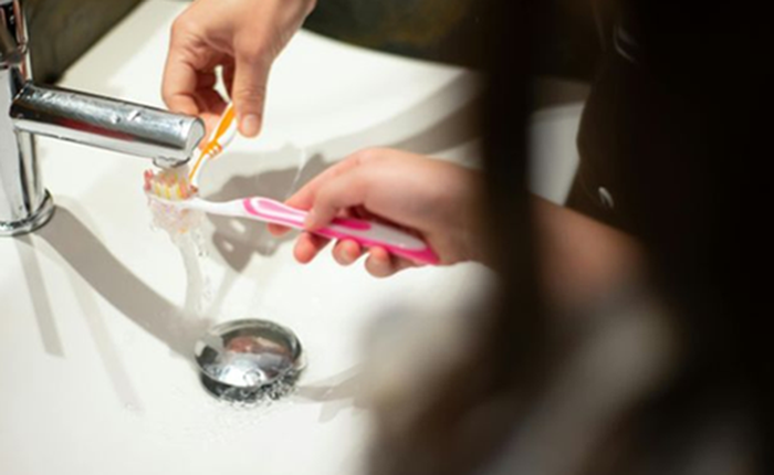 Trước khi đánh răng có cần làm ướt bàn chải không? Nha sĩ lên tiếng: đa số chúng ta đã làm sai