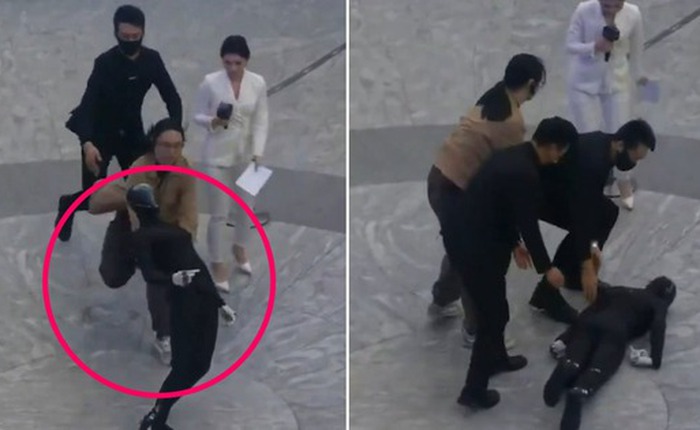 Robot hình người của Trung Quốc thực hiện cú vặn mình quái dị và ngã sấp mặt với tiếng động lớn trong buổi trình diễn