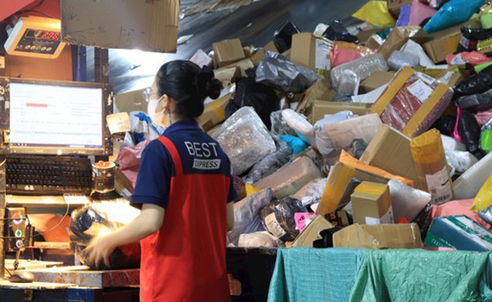 Bên trong một trung tâm giao nhận ngày giáp Tết: nhân viên "bơi" trong biển hàng hóa, băng chuyền phân loại tự động hàng hóa tốc độ 2 mili giây