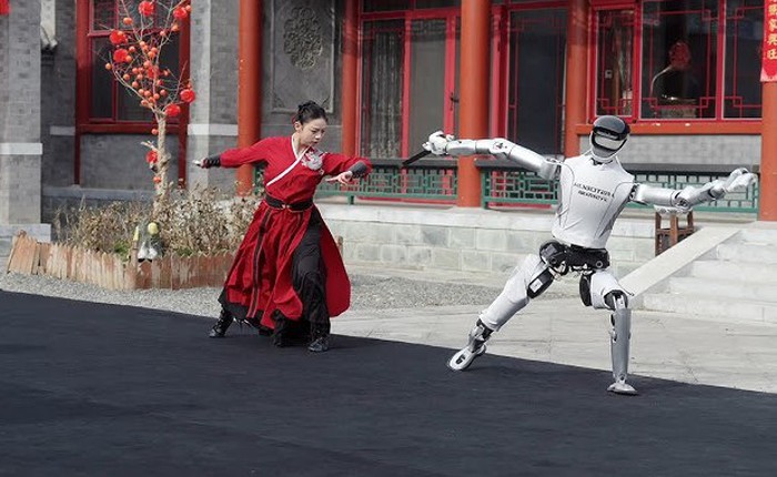 Robot hình người Trung Quốc múa kiếm điêu luyện mừng năm mới, phô diễn kỹ thuật đỉnh cao khiến thế giới kinh ngạc