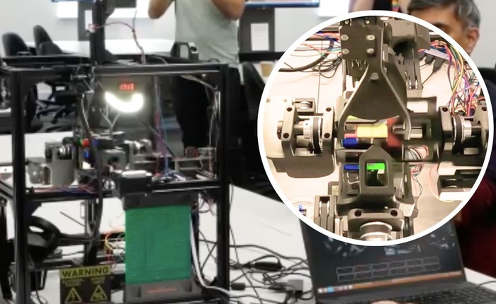 Hai anh em người Anh chế tạo robot giải khối rubik 4x4 lập kỷ lục thế giới mới sau hơn mười năm chờ đợi
