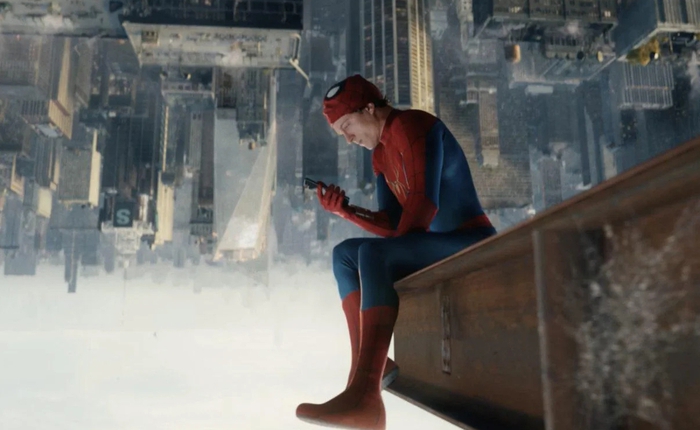 Người Nhện bỏ iPhone, Sony, đổi sang Galaxy Z Flip trong phần phim mới, nhưng cách dùng khiến fan thấy "cấn"