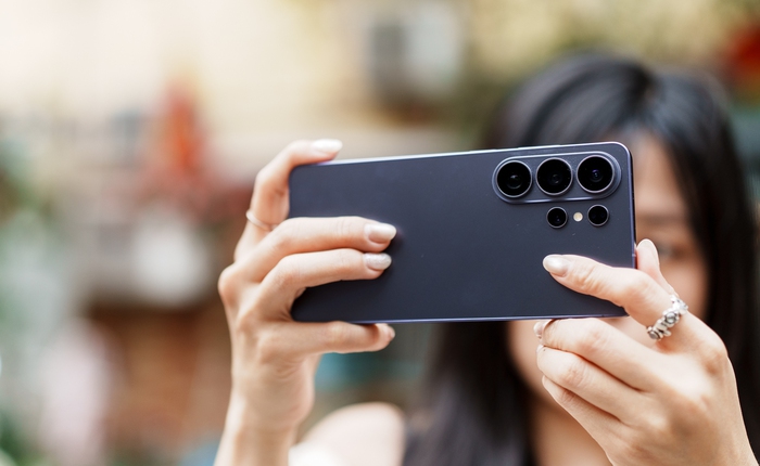 Cùng Galaxy S26 Ultra ngắm Thủ Đô mùa 'đỏng đảnh':  Ghé chợ sớm Long Biên, thăm dàn hoa giấy khu tập thể để thấy hóa ra Hà Nội vẫn 'tình' đến vậy