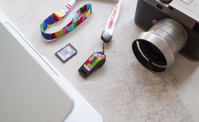 Cận cảnh USB và thẻ nhớ SanDisk FIFA World Cup 2026 Edition dành cho fan môn thể thao vua