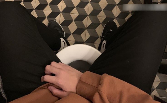 1 MC truyền hình đột tử khi đang đi vệ sinh, bác sĩ cảnh báo 2 hành động này cực nguy hiểm