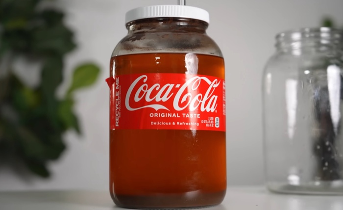 Youtuber biến Coca Cola thành rượu bằng mật ong, nói vị giống caramen và chút táo, quế