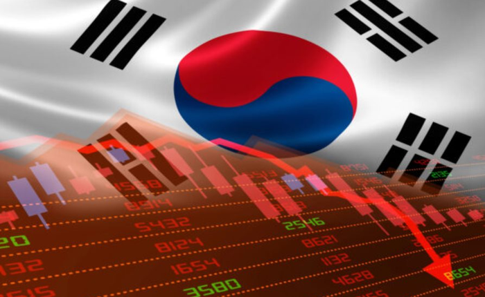 Chứng khoán chạm đáy lịch sử, đồng tiền thấp nhất 17 năm, người dân đổ xô trữ… túi rác: Chuyện gì đang xảy ra với nền kinh tế lớn thứ 4 châu Á?