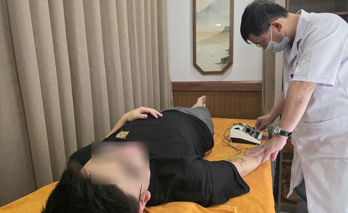 Nam thanh niên 27 tuổi bị liệt cánh tay sau giờ chợp mắt ngủ trưa: Bác sĩ Bệnh viện Bạch Mai cảnh báo 1 thói quen gây tổn thương nghiêm trọng