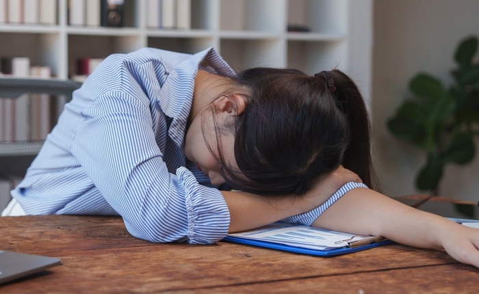 Nhân viên văn phòng Trung Quốc ngủ trưa 5 tiếng, ăn vụng sô cô la và khiến sếp suýt ngất xỉu vì chứng hạ đường huyết