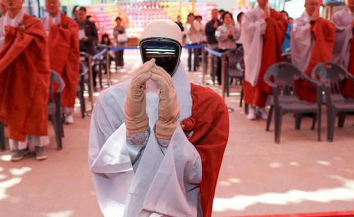 Hàn Quốc xuất hiện "nhà sư robot" đầu tiên, vừa tham gia dịp Lễ Phật Đản