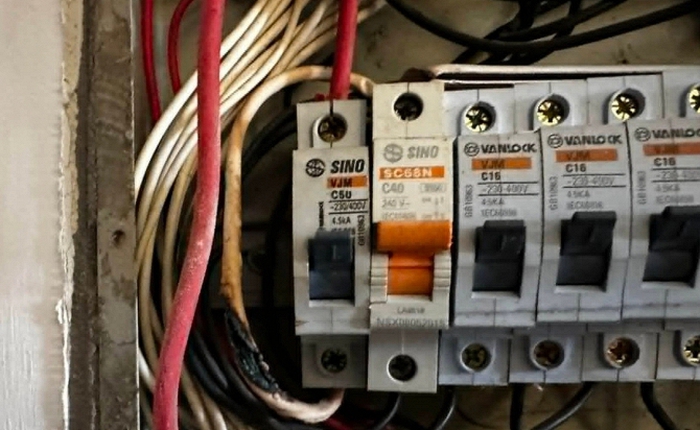 Nắng nóng đỉnh điểm, cư dân chung cư cũ Hà Nội thấp thỏm vì hệ thống điện xuống cấp: "Bật điều hòa cũng lo cháy nổ"