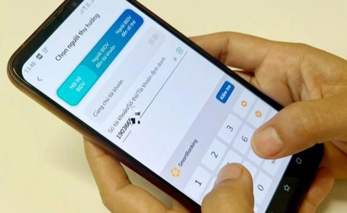 Từ 1/9, một ngân hàng áp dụng quy định mới với người giao dịch chuyển khoản, nhận tiền trên 20 lần/tháng