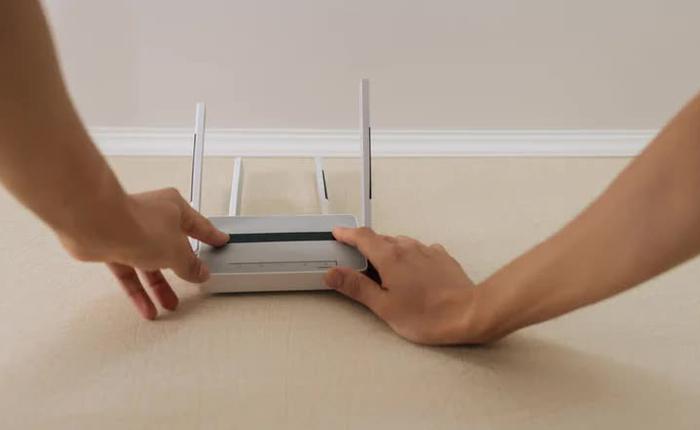 Đặt wifi xuống sàn nhà có làm sao không? Hóa ra đây là lỗi nhiều gia đình đang mắc phải