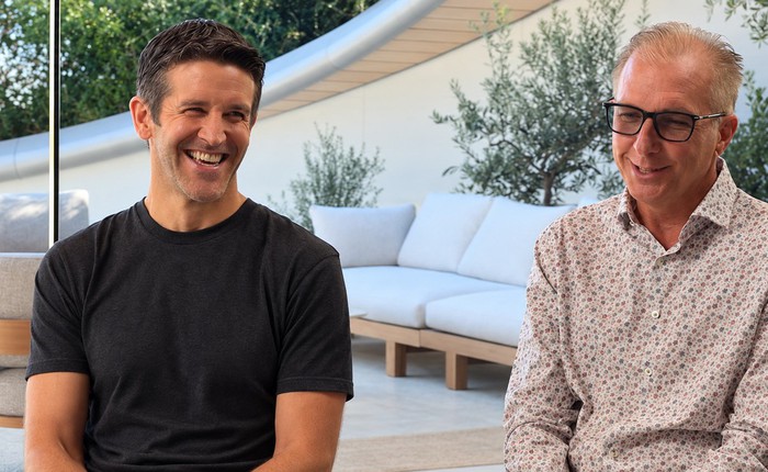 CEO John Ternus bật cười vì cách Apple giữ màn hình nano-texture ngoài tầm sao chép của đối thủ