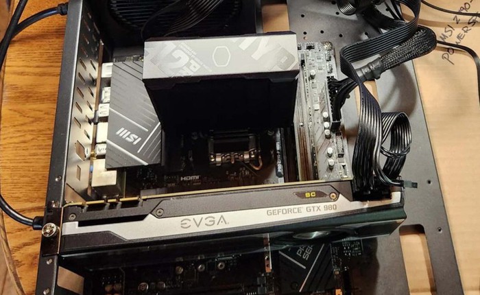 Mua mainboard hỏng giá 20 USD trên eBay, người dùng nhận "món quà" khó tin khi cắm điện