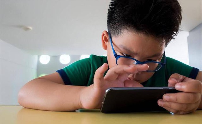 Bố mẹ đừng dùng cưỡng chế tịch thu, đây là 6 cách giúp trẻ "cai" điện thoại hiệu quả